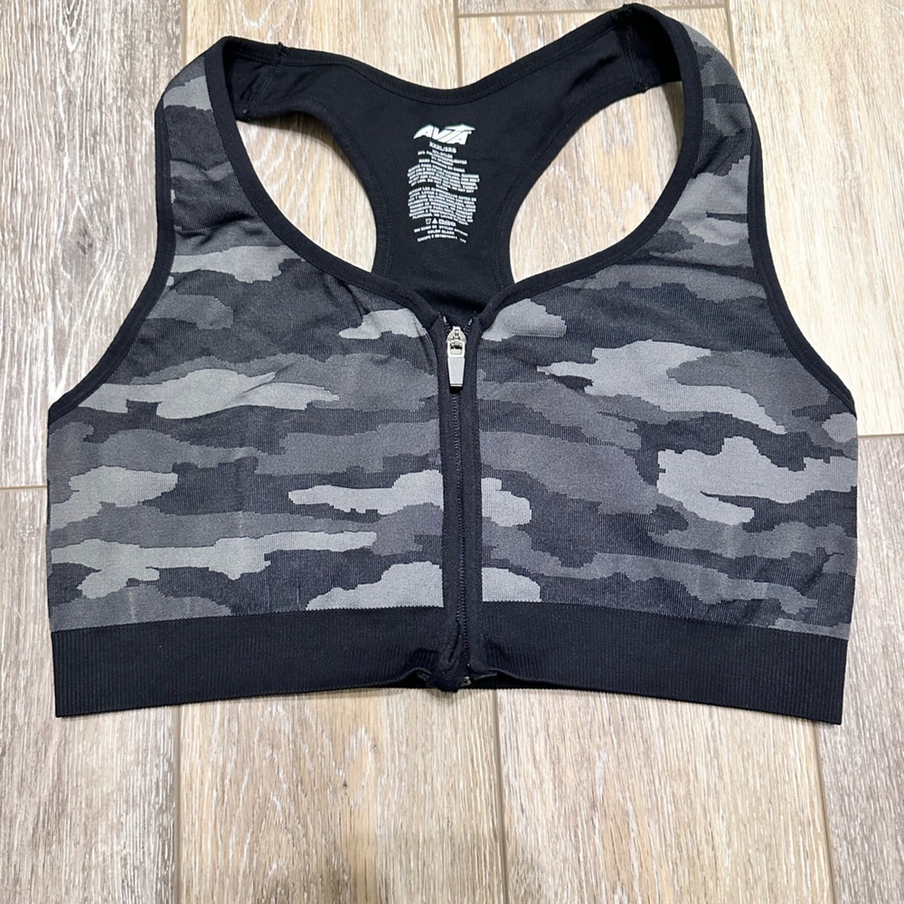 🛍️ Avia black zipper front camouflage sports bra excellent condition.